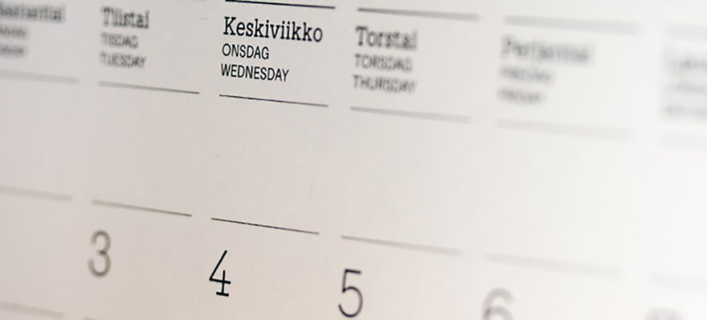 A photo of a calendar in a foreign language